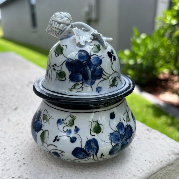 Hand Painted Blue Floral Ceramic Jam Jar with Strawberry Lid – Vintage 1997 - Picture 5 of 15